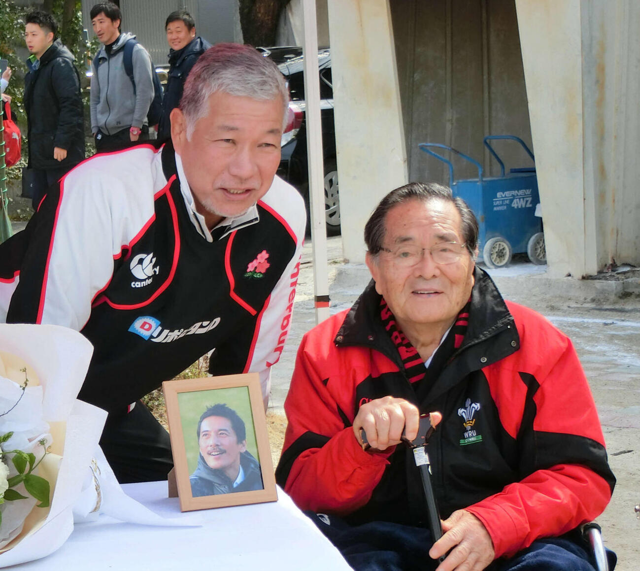 17年3月、故平尾誠二氏の写真とともに写真撮影した大八木淳史氏（左）と山口良治総監督
