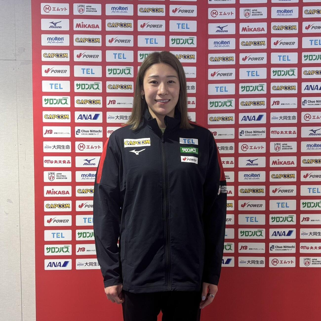 出国前に成田空港で写真に納まるバレーボール女子日本代表の石川真佑（2026年5月撮影）