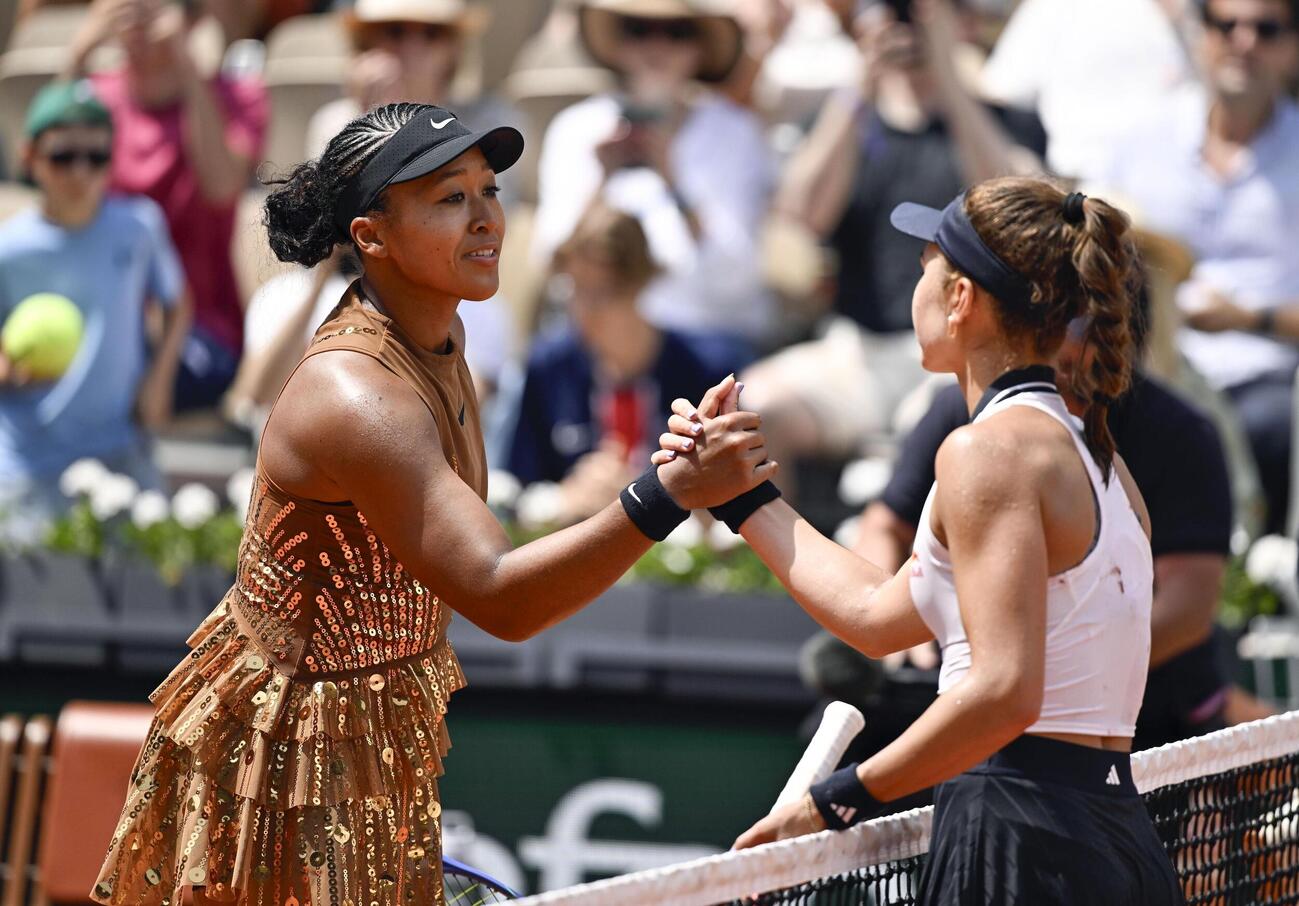 女子シングルス3回戦で、イバ・ヨビッチ（右）に競り勝った大坂なおみ（共同）