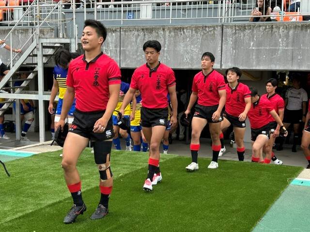 山口良治さんの訃報を受けて喪章を左腕に巻いて試合に臨む京都工学院の選手