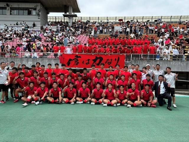 山口良治さんに勝利を届けた京都工学院、前列右端は大島淳史監督