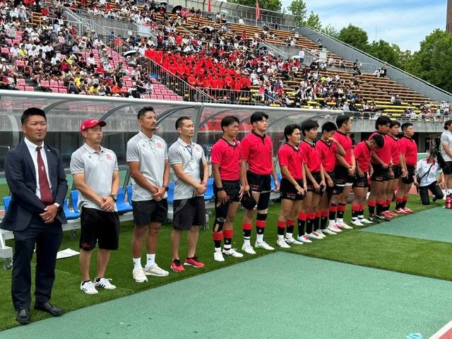 試合前のベンチ前で整列する京都工学院