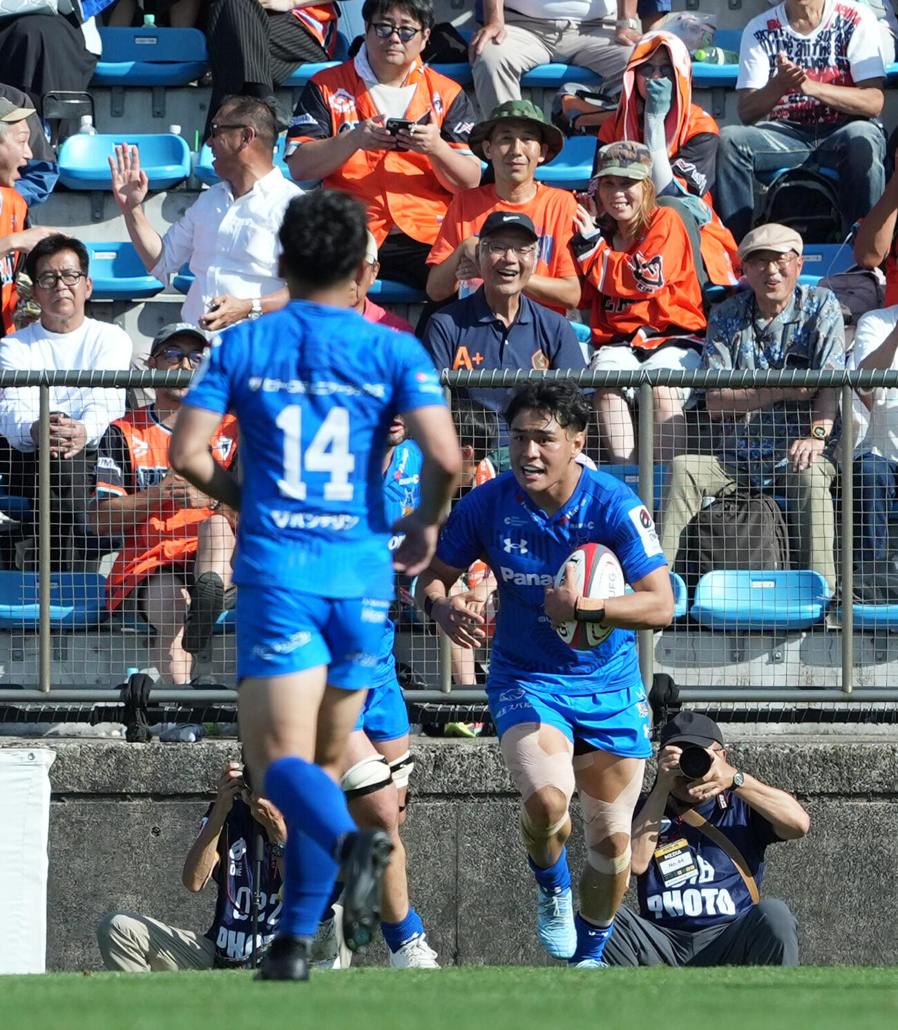 埼玉対東京ベイ　後半、トライを決めた埼玉の斎藤誉哉（右）（撮影・たえ見朱実）