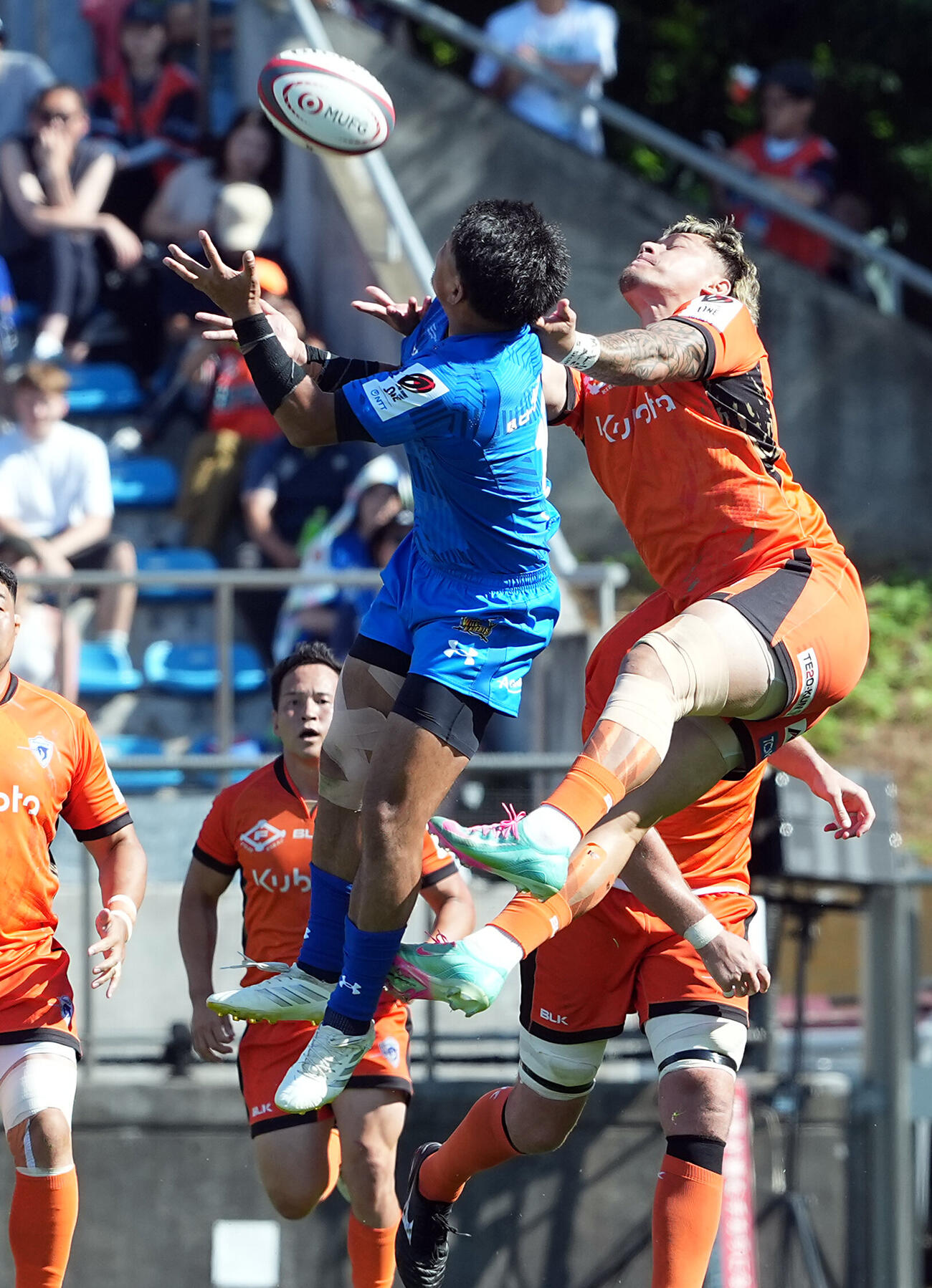 埼玉対東京ベイ　後半、相手選手と競り合う東京ベイのハラトア・ヴァイレア（右）（撮影・たえ見朱実）