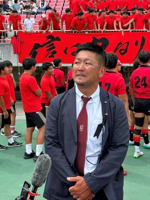山口良治さんの訃報を受けて涙ぐむ京都工学院の大島淳史監督