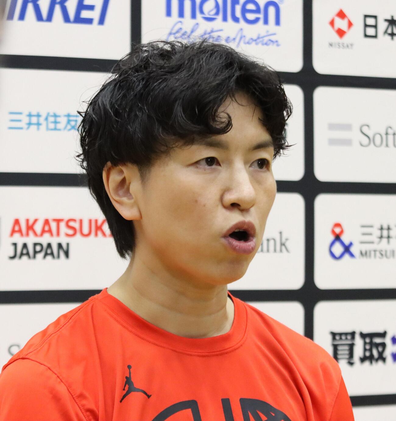 取材に対応するバスケットボール女子日本代表の大神雄子監督（撮影・保坂果那)

