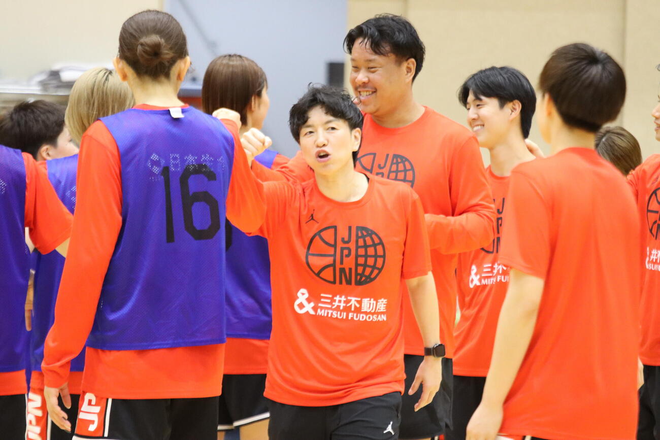 練習終え、選手とグータッチする女子日本代表の大神雄子監督（撮影・保坂果那)
