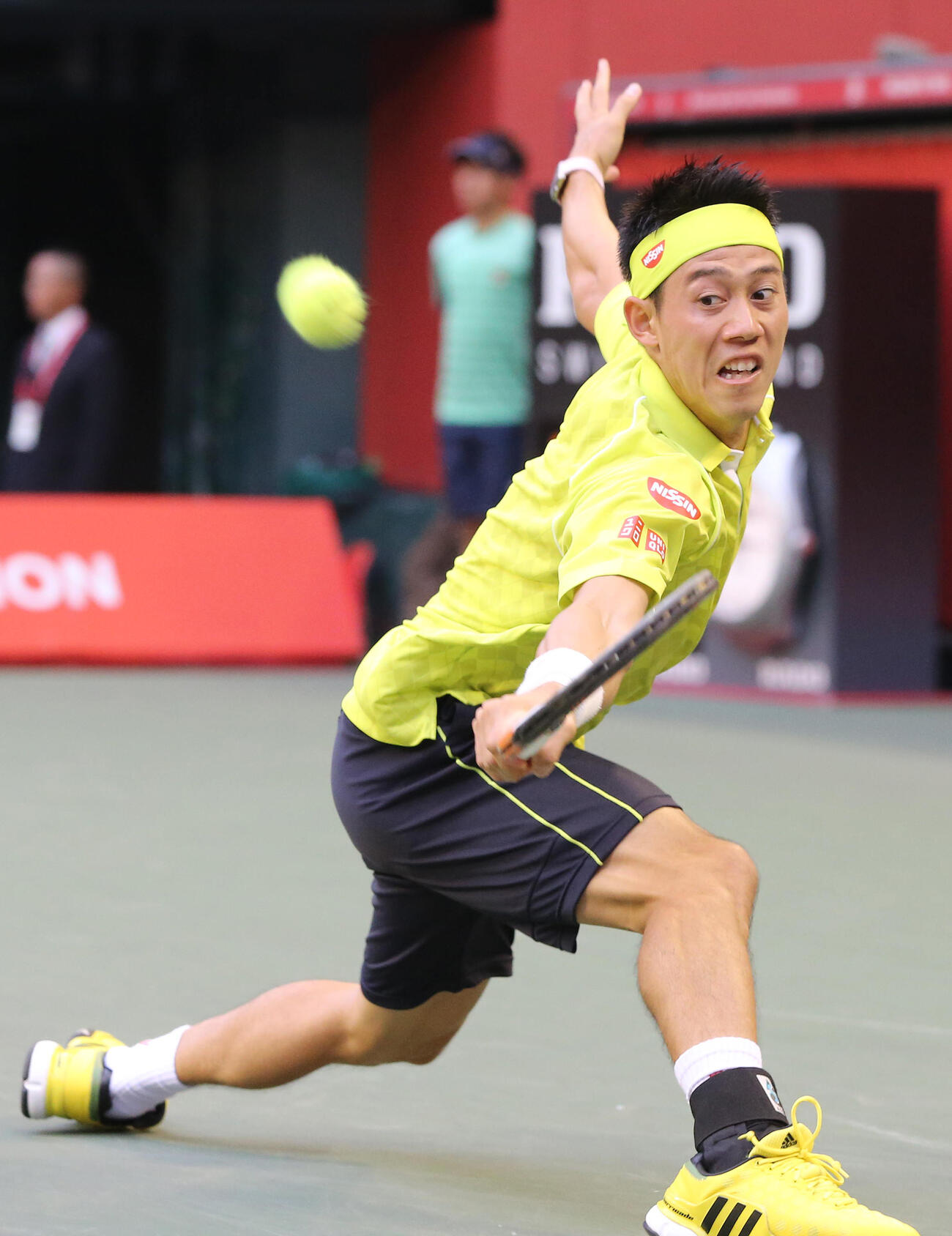 楽天ジャパンオープン　シングルス準決勝　ブノワ・ペア対錦織圭　片手バックで球に飛びつく錦織圭（2015年10月撮影）