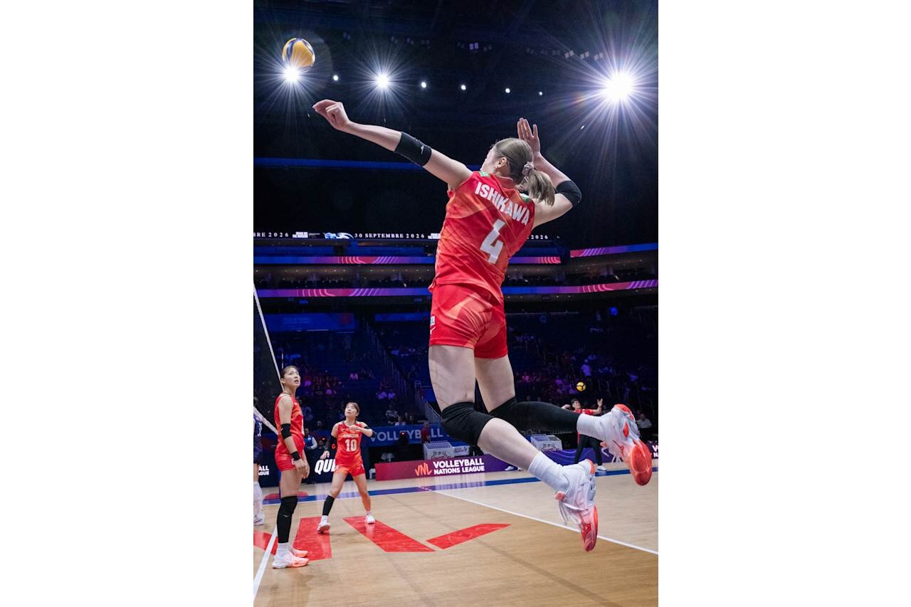 スパイクに臨む石川（C）Volleyball World