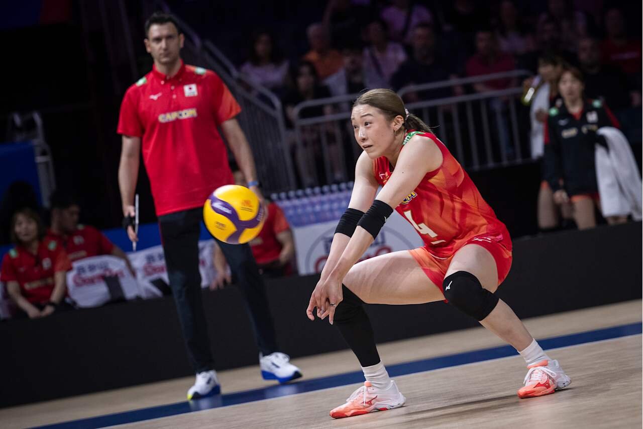 レシーブする石川（C）Volleyball World