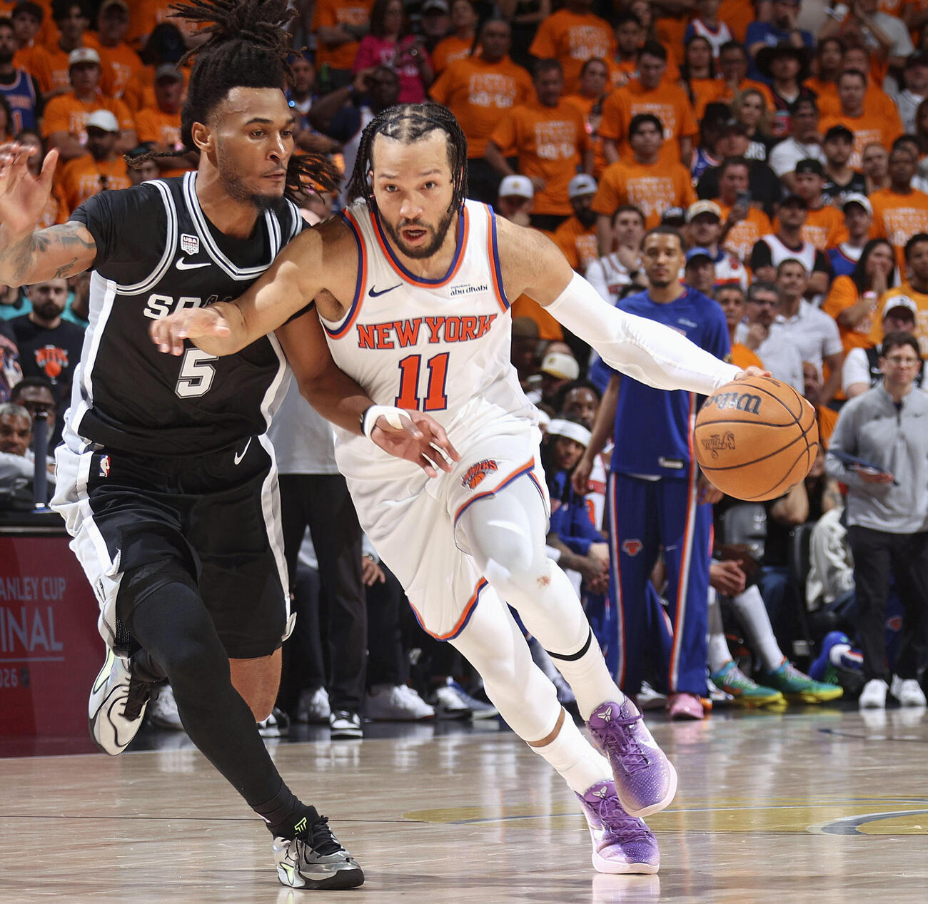スパーズとのNBA決勝第1戦でドリブル突破するニックスのブランソン（右）（NBAE・ゲッティ＝共同）