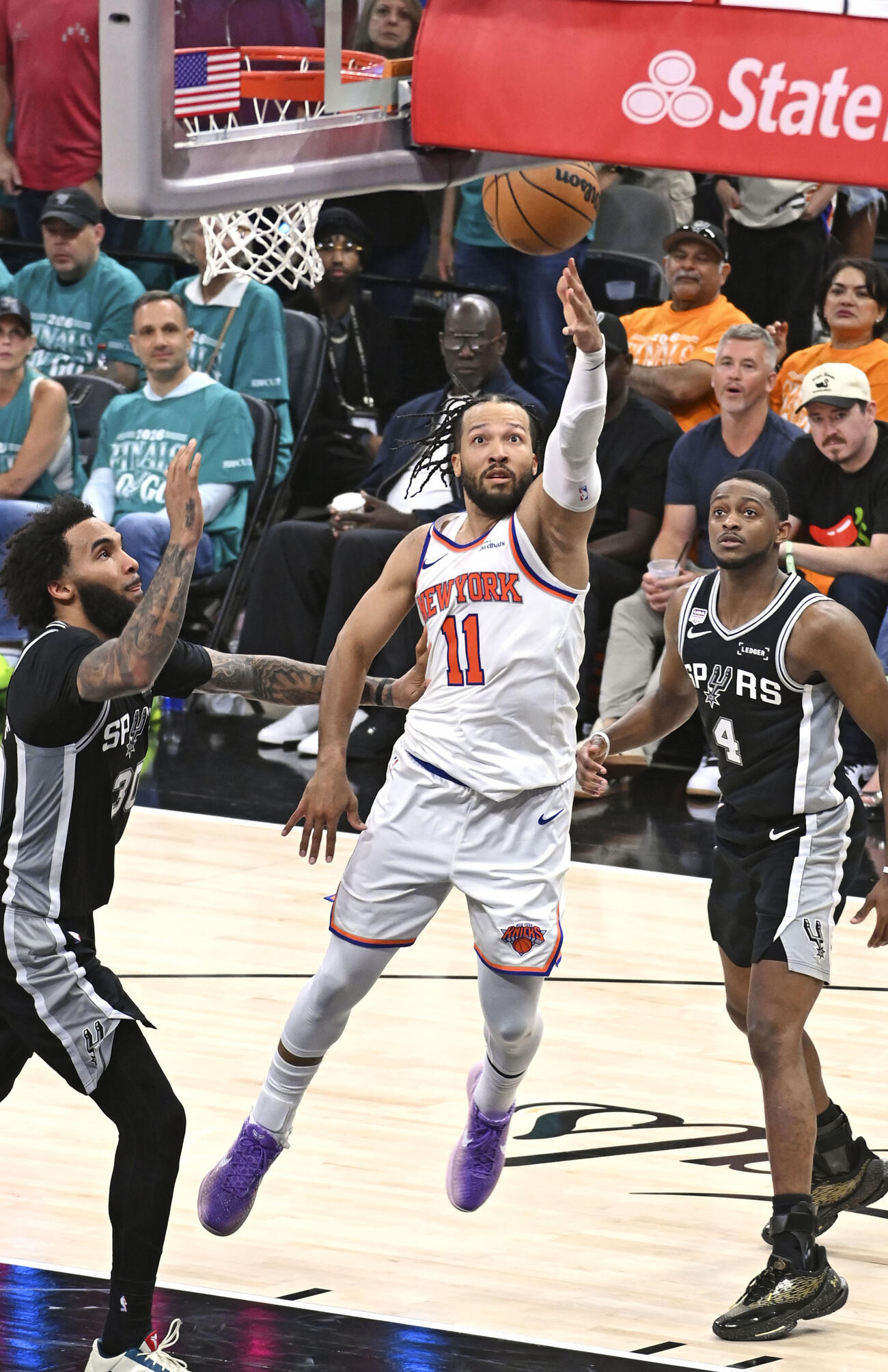 スパーズとのNBA決勝第1戦でシュートを放つニックスのブランソン（中央）（NBAE・ゲッティ＝共同）