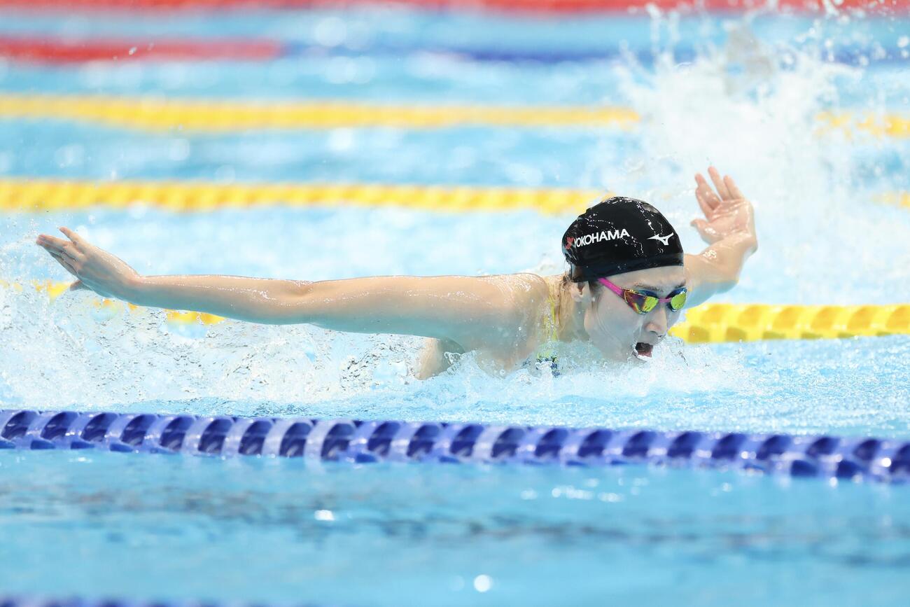 第102回日本選手権水泳競技大会　第1日　女子100メートルバタフライ決勝で力泳する池江璃花子（撮影・河田真司）