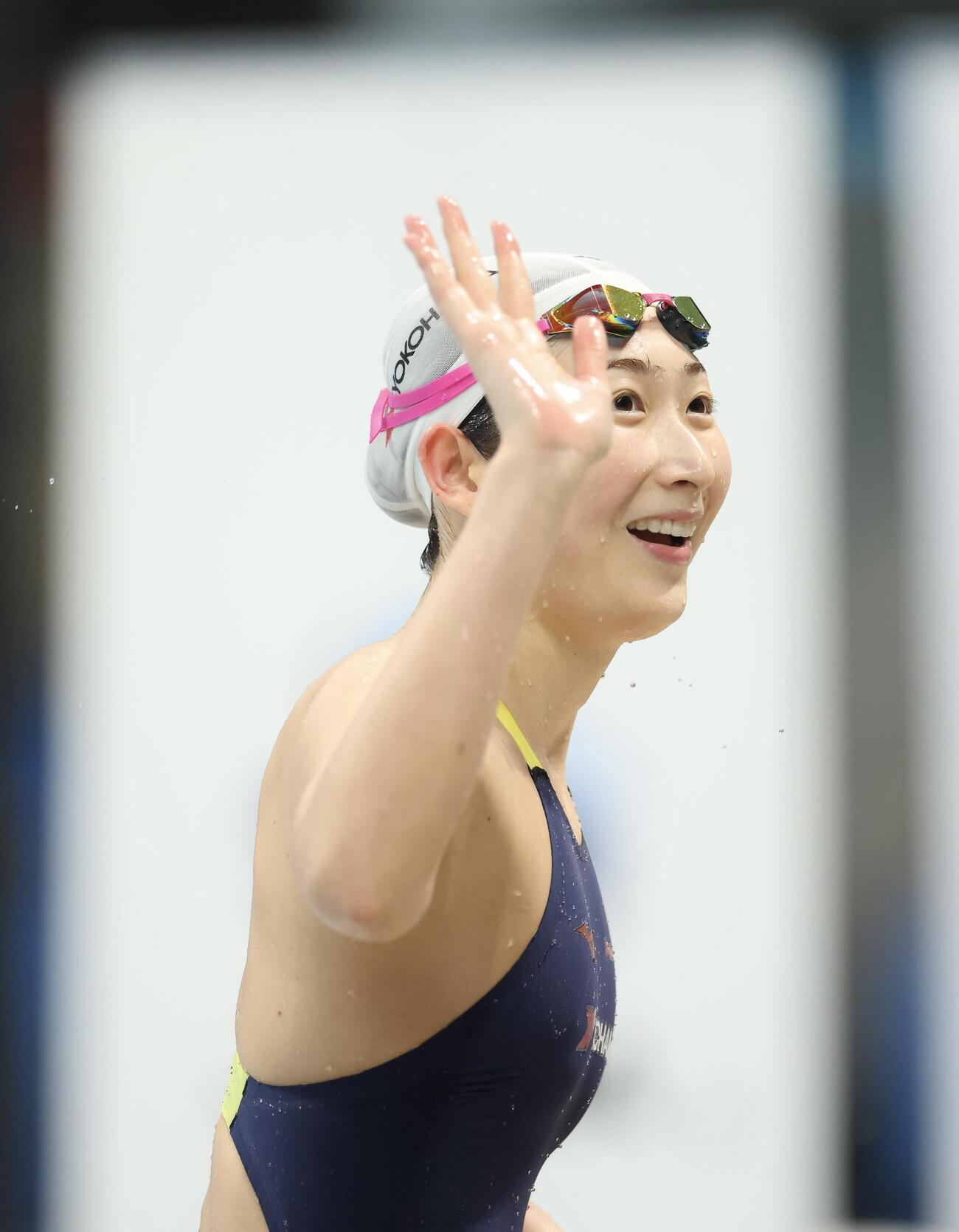第102回日本選手権水泳競技大会　第1日　女子100メートルバタフライ決勝を終え、声援に応える池江璃花子（撮影・河田真司）