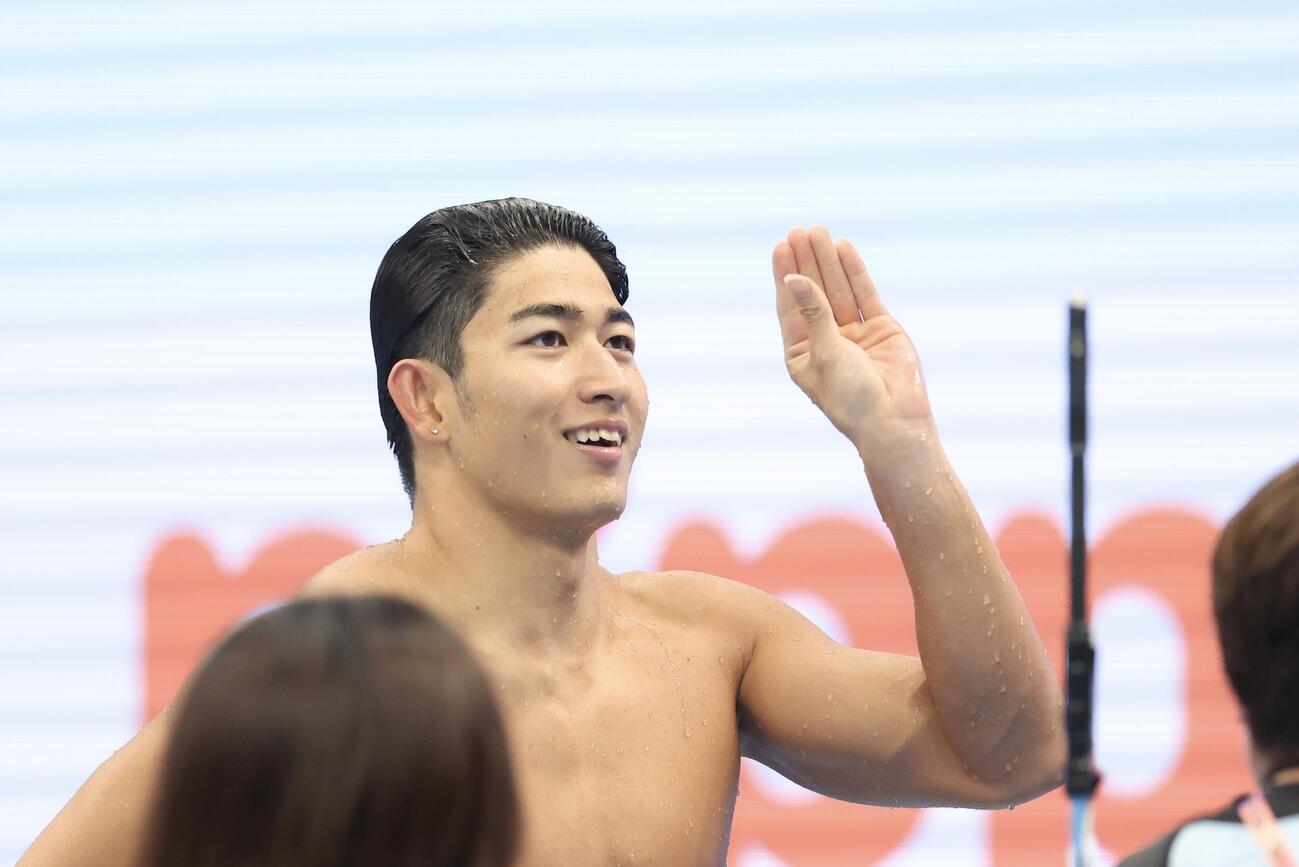 第102回日本選手権水泳競技大会　第1日　男子100メートル平泳ぎ決勝で優勝し、声援に応える岡留大和（撮影・河田真司）