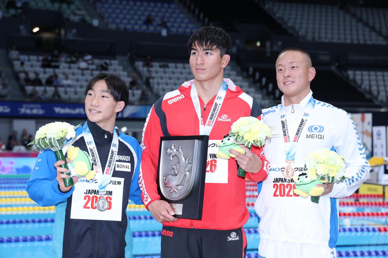 第102回日本選手権水泳競技大会　第1日　男子100メートル平泳ぎ決勝で優勝した岡留大和（中央）。左は2位の大橋信、右は3位の谷口卓（撮影・河田真司）