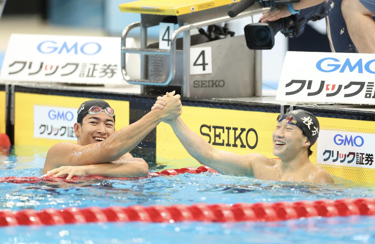 第102回日本選手権水泳競技大会　第1日　男子100メートル平泳ぎ決勝を制し笑顔の岡留大和（左）（撮影・河田真司）＝2026年6月4日