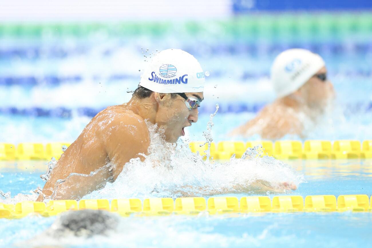 第102回日本選手権水泳競技大会　第1日　男子100メートル平泳ぎ決勝で力泳する岡留大和（撮影・河田真司）＝2026年6月4日