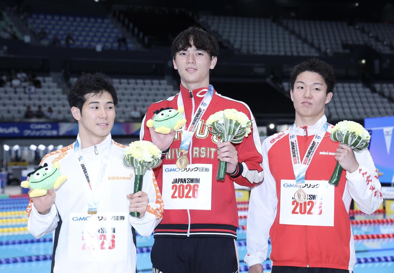 第102回日本選手権水泳競技大会　第1日　男子50メートルバタフライ決勝　写真に納まる、左から優勝の田中大寛、光永翔音、3位の五味大信（撮影・河田真司）