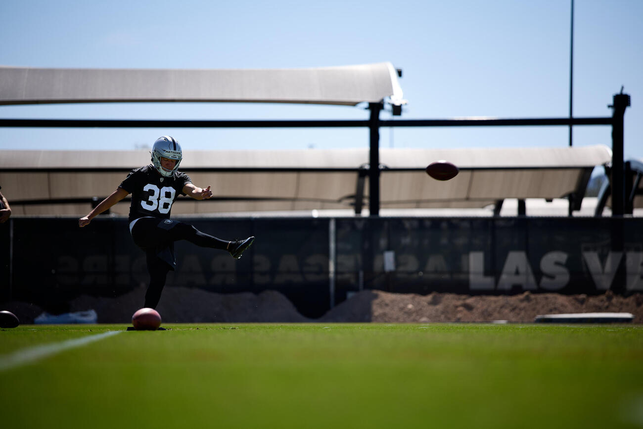 アメリカンフットボール　ラスベガス・レイダースとドラフト外の新人契約を結び、日本人初の米NFL入りを目指すキッカー松澤寛政（C）Michael Clemens／Las Vegas Raiders（2026年6月1日）