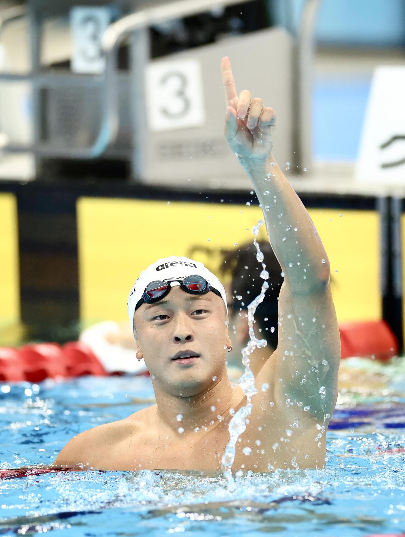 第102回日本選手権水泳競技大会　第2日　男子50メートル平泳ぎで優勝した谷口卓はポーズを決める（撮影・河田真司）