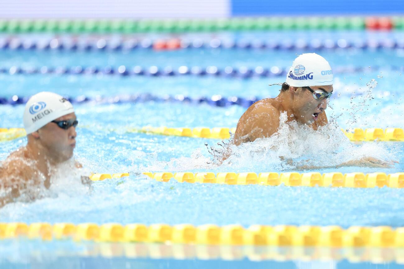 男子50メートル平泳ぎ決勝で力泳する岡留大和（右）と谷口卓（撮影・河田真司）