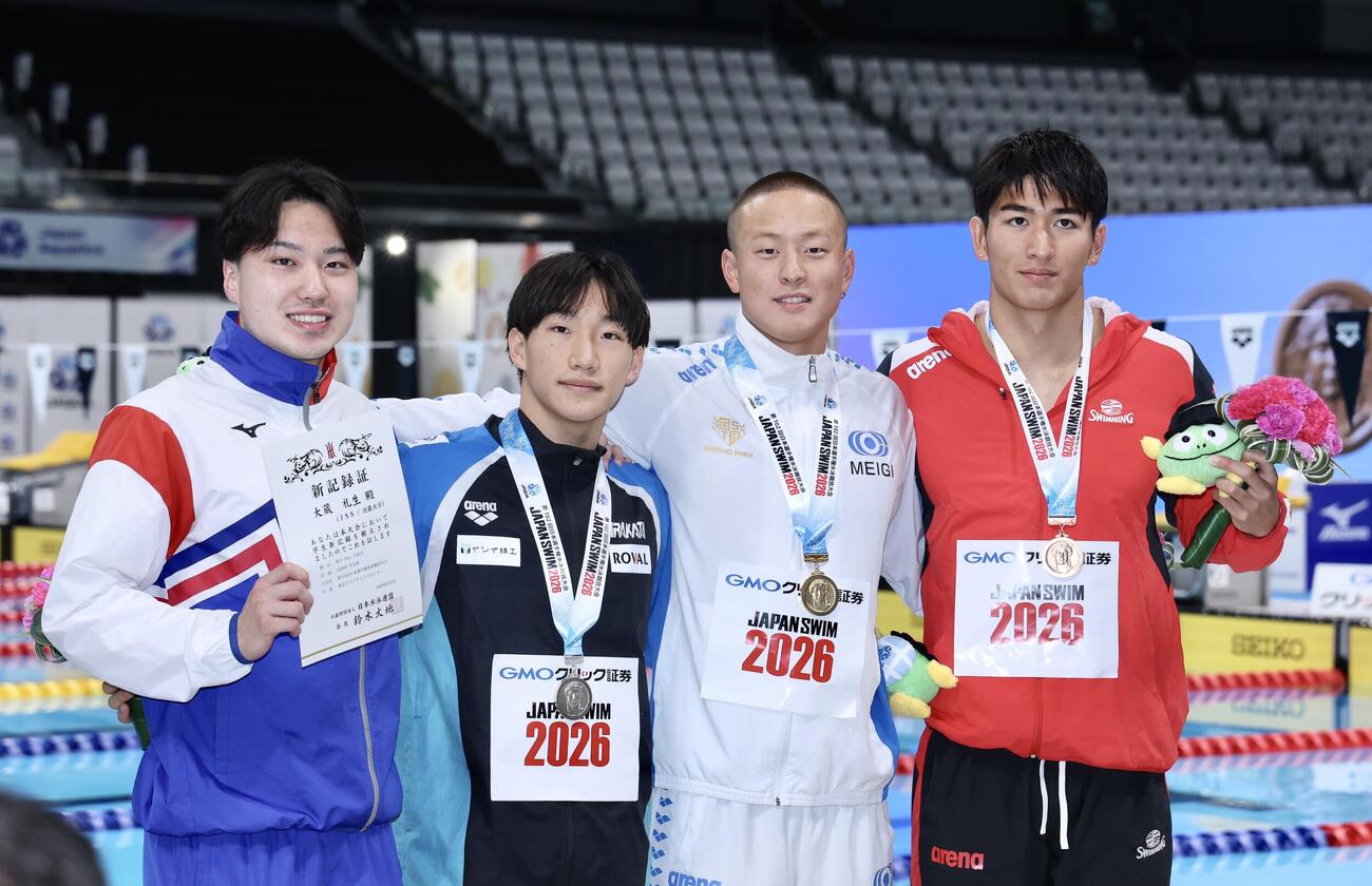 第102回日本選手権水泳競技大会　第2日　男子50メートル平泳ぎ　写真に納まる、左から学生新記録の大蔵礼生、2位の大橋信、優勝の谷口卓、3位の岡留大和（撮影・河田真司）
