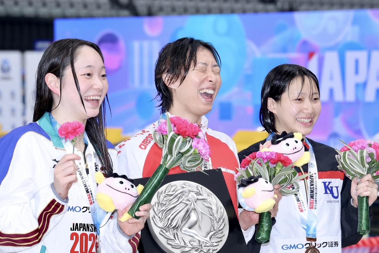 第102回日本選手権水泳競技大会　第2日　女子100メートル平泳ぎで優勝し、笑顔を見せる鈴木聡美（中央）（撮影・河田真司）