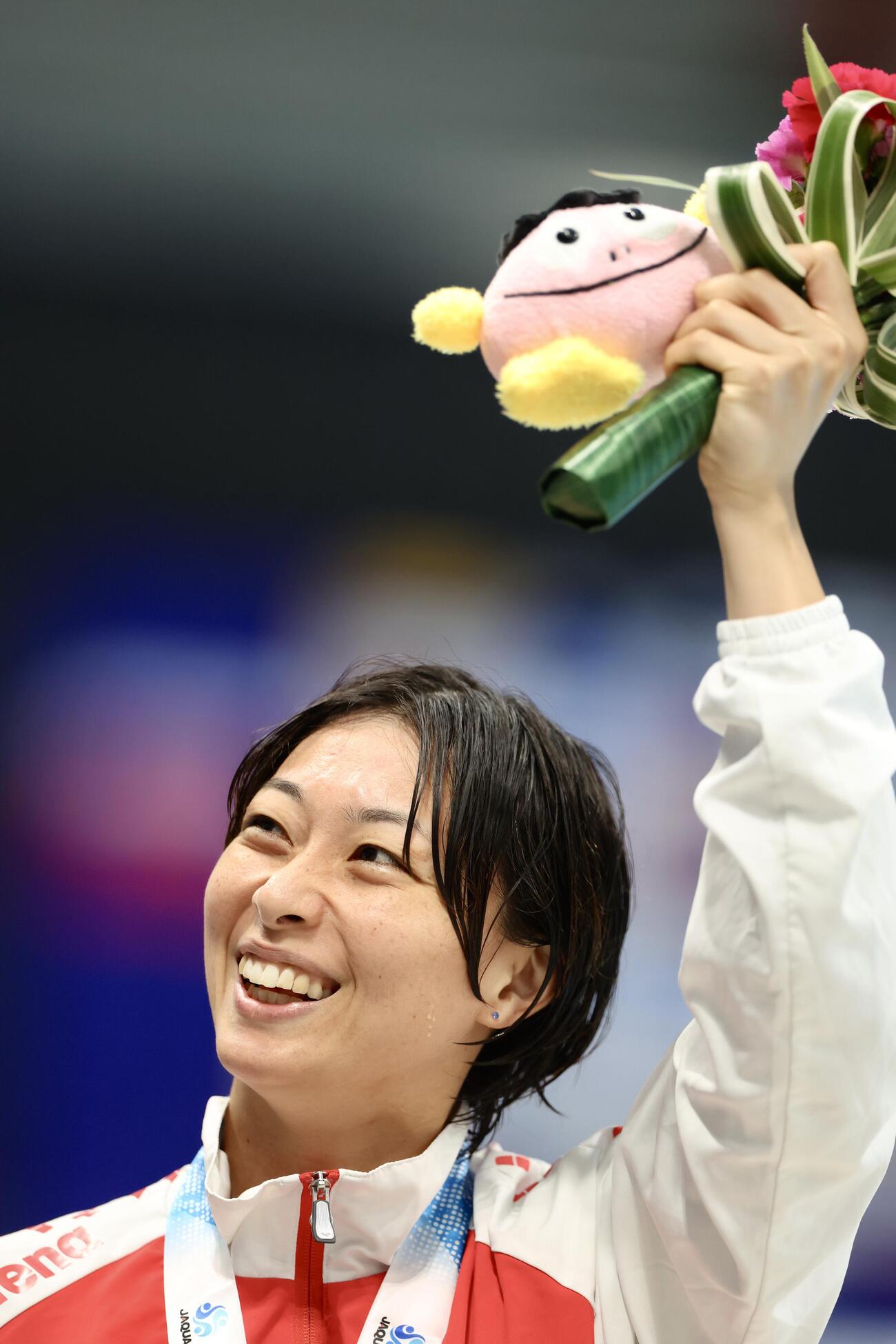 第102回日本選手権水泳競技大会　第2日　女子100メートル平泳ぎで優勝し、声援に応える鈴木聡美（撮影・河田真司）