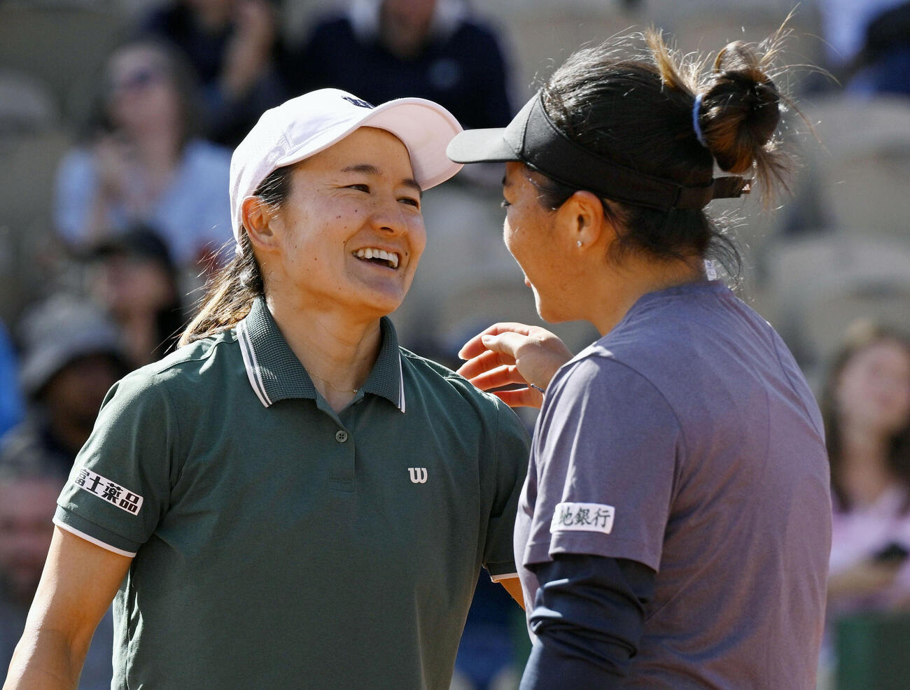 女子ダブルス準決勝で敗れた青山修子（左）、梁恩碩組（共同）