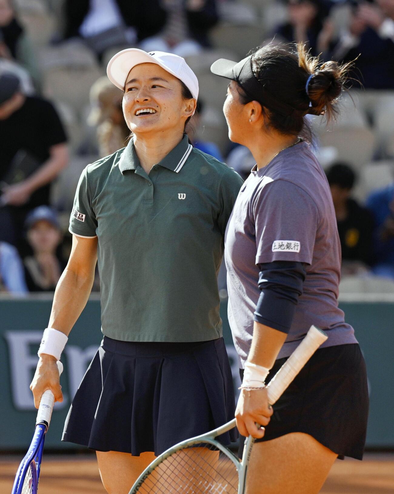 女子ダブルス準決勝で敗れた青山修子（左）、梁恩碩組（共同）