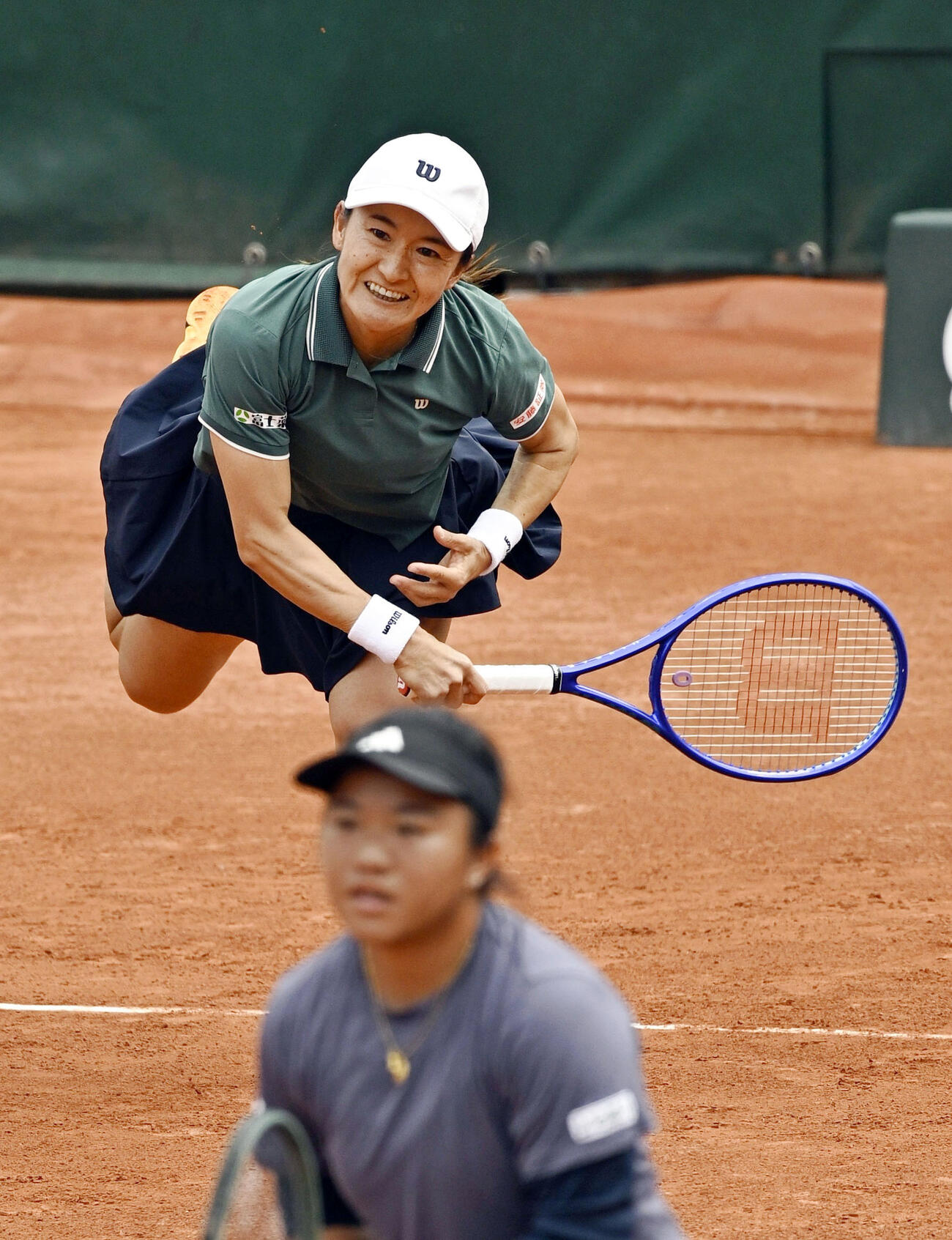 女子ダブルス準決勝でプレーする青山修子（奥）、梁恩碩組（共同）