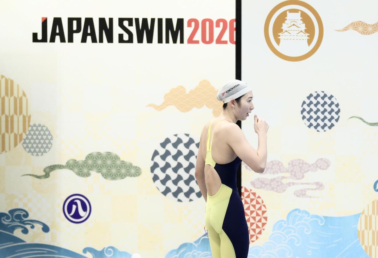 第102回日本選手権水泳競技大会　第3日　女子100メートル自由形予選を終え移動する池江璃花子（撮影・河田真司）＝2026年6月6日