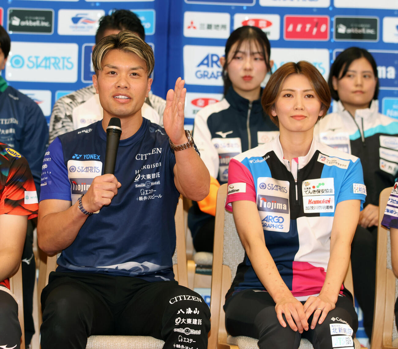 「日本カーリング選手権大会横浜2026」男女スキップ合同会見であいさつするSC軽井沢クラブの山口剛史とフォルティウスの吉村紗也香（撮影・柴田隆二）（＝2026年6月6日）　