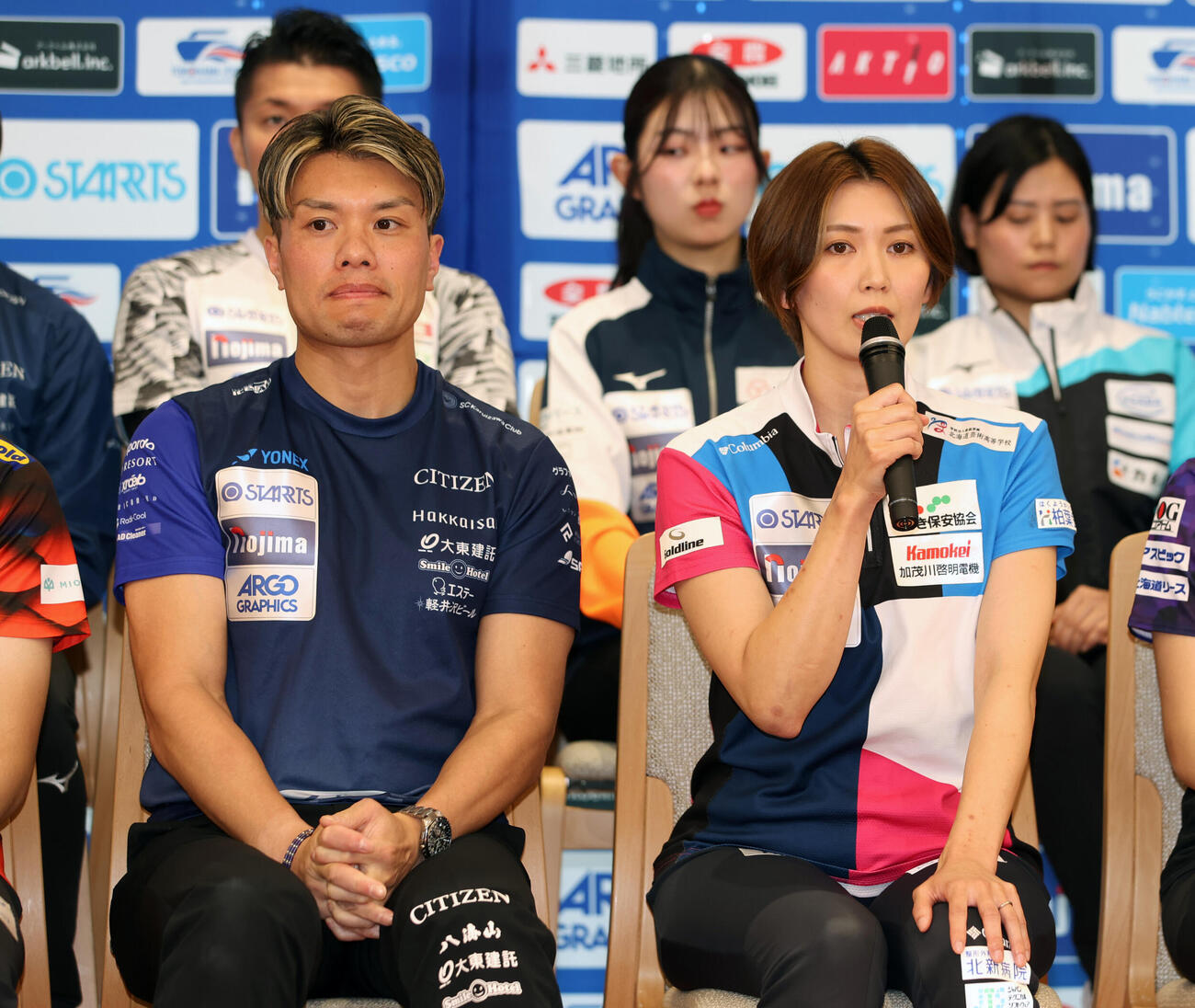 「日本カーリング選手権大会横浜2026」男女スキップ合同会見であいさつするSC軽井沢クラブの山口剛史とフォルティウスの吉村紗也香（撮影・柴田隆二）（＝2026年6月6日）　