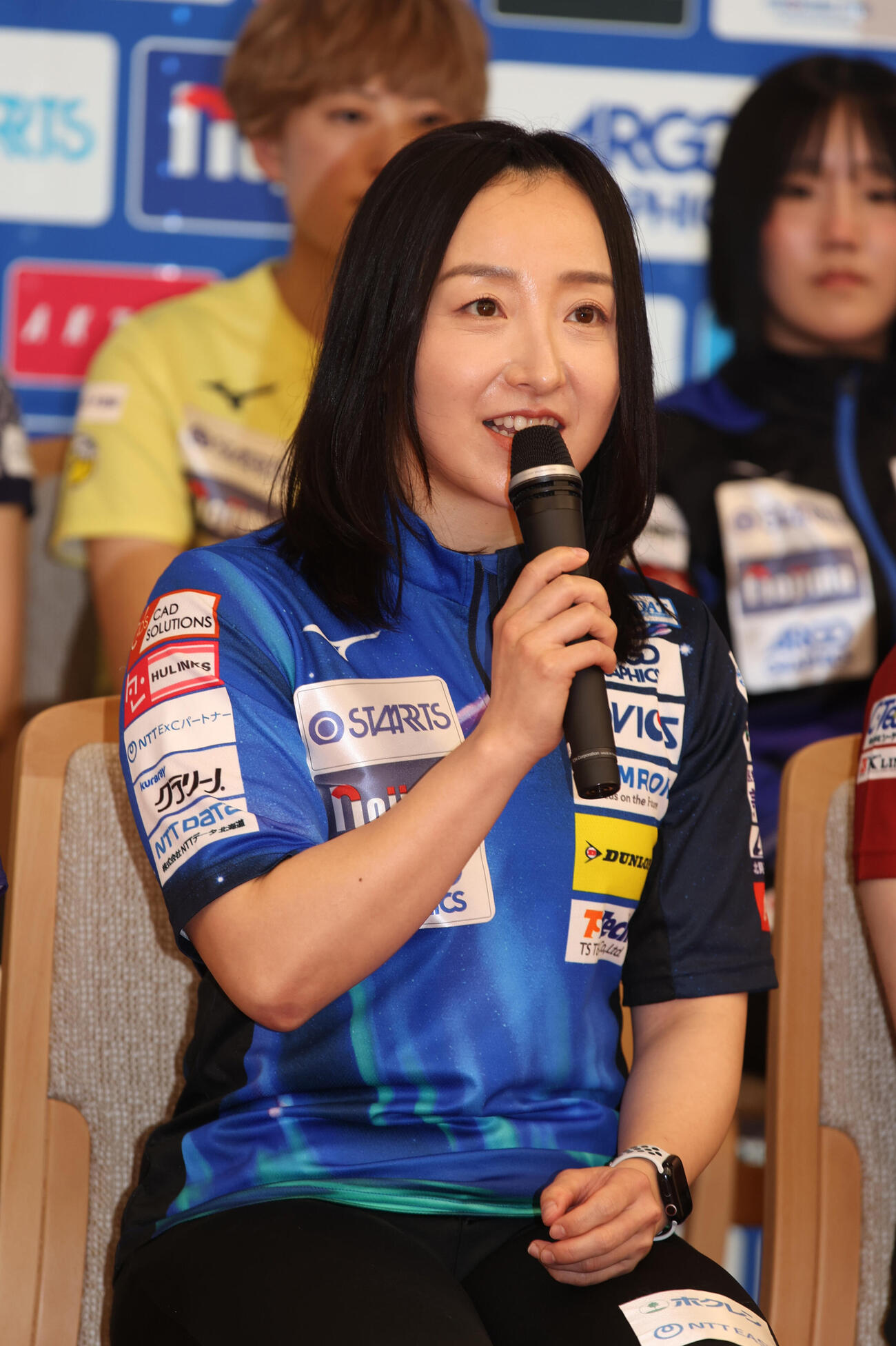 「日本カーリング選手権大会横浜2026」男女スキップ合同会見であいさつするロコ・ソラーレ藤沢五月（撮影・柴田隆二）
