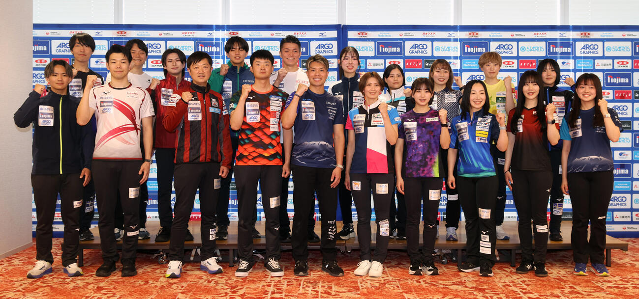 「日本カーリング選手権大会横浜2026」男女スキップ合同会見で記念撮影に納まる。前列左からチーム佐藤の瀬川力、キットカーリングクラブの平田洸介、コンサドーレの阿部晋也、ロコ・ソラーレの前田拓海、SC軽井沢クラブの山口剛史、フォルティウスの吉村紗也香、北海道銀行の仁平美来、ロコ・ソラーレの藤沢五月、中部電力の北沢育恵、SC軽井沢クラブの上野美優、後列左から札幌国際大の小林駿汰、チーム野口の野口航太郎、チーム京藤の京藤凜、SC軽井沢クラブJr.の藤井海斗、京都CAの若林諒、京都大の榛葉彩日、チーム御代田の土屋海、グランディールの原瑞希、フィロシーク青森の中村澪里、札幌国際大の瀬川琴佳（撮影・柴田隆二）