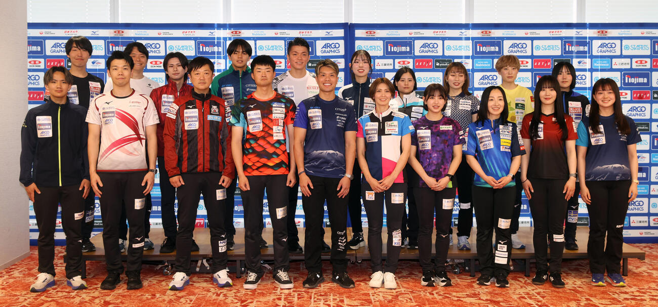 「日本カーリング選手権大会横浜2026」男女スキップ合同会見で記念撮影に納まる。前列左からチーム佐藤の瀬川力、キットカーリングクラブの平田洸介、コンサドーレの阿部晋也、ロコ・ソラーレの前田拓海、SC軽井沢クラブの山口剛史、フォルティウスの吉村紗也香、北海道銀行の仁平美来、ロコ・ソラーレの藤沢五月、中部電力の北沢育恵、SC軽井沢クラブの上野美優、後列左から札幌国際大の小林駿汰、チーム野口の野口航太郎、チーム京藤の京藤凜、SC軽井沢クラブJr.の藤井海斗、京都CAの若林諒、京都大の榛葉彩日、チーム御代田の土屋海、グランディールの原瑞希、フィロシーク青森の中村澪里、札幌国際大の瀬川琴佳（撮影・柴田隆二）