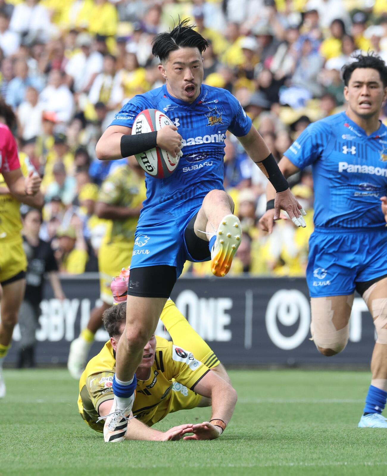 NTTジャパンラグビーリーグワンプレーオフ3位決定戦　東京SG対埼玉　後半、タックルを交わしトライする埼玉・SH小山大輝（撮影・黒川智章）