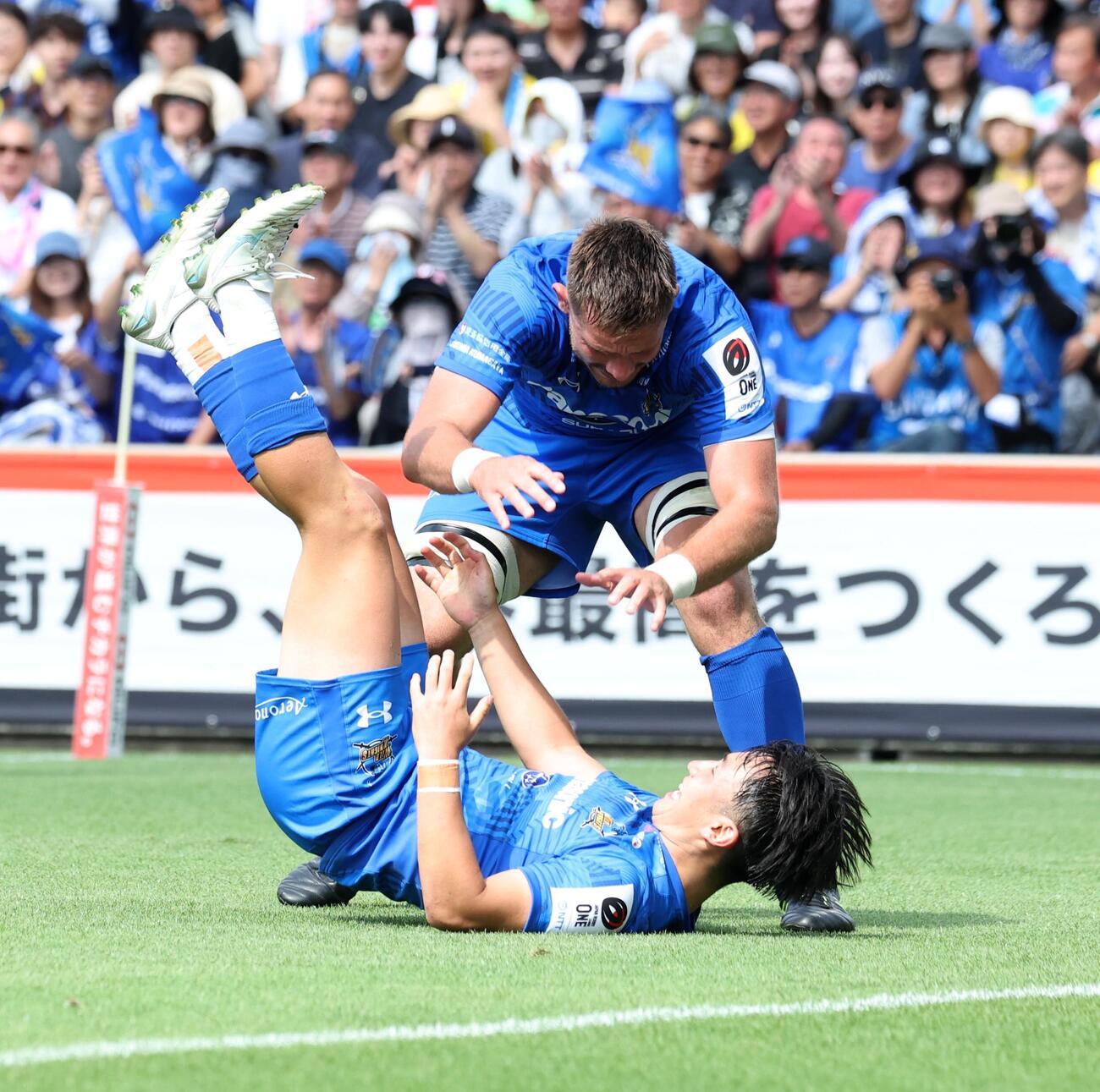 NTTジャパンラグビーリーグワンプレーオフ3位決定戦　東京SG対埼玉　後半、トライを決める喜ぶ埼玉・楢本幹志朗（下）（撮影・黒川智章）