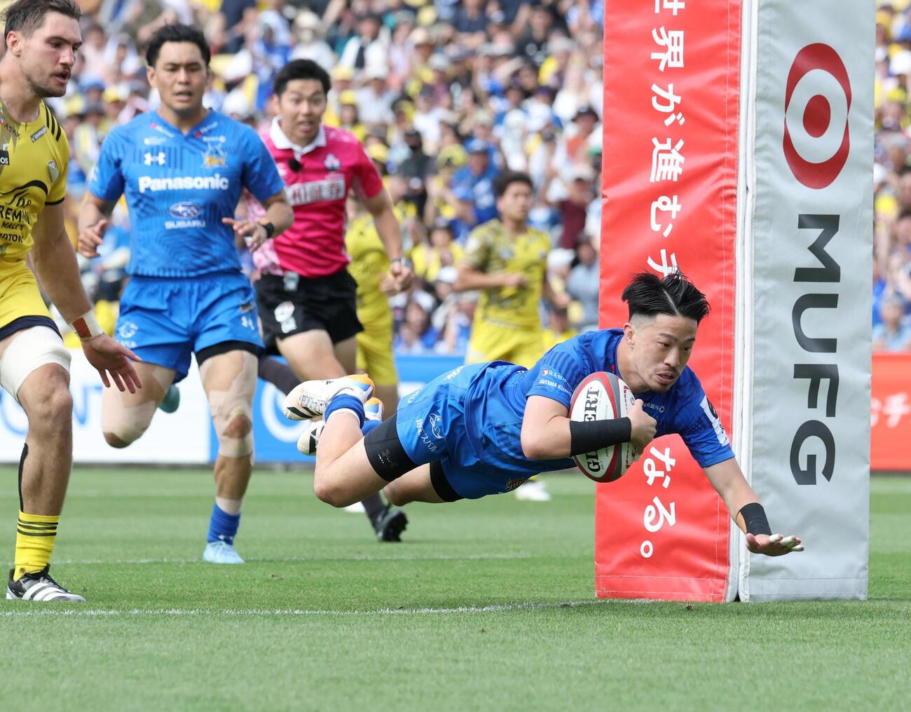 NTTジャパンラグビーリーグワンプレーオフ3位決定戦　東京SG対埼玉　後半、トライを決める埼玉・SH小山大輝（撮影・黒川智章）