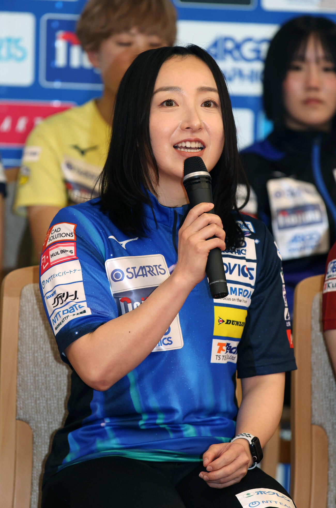 「日本カーリング選手権大会横浜2026」男女スキップ合同会見であいさつするロコ・ソラーレ藤沢五月（撮影・柴田隆二）