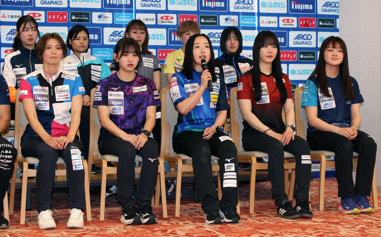 「日本カーリング選手権大会横浜2026」男女スキップ合同会見であいさつするロコ・ソラーレの藤沢五月（前列中央）。前列左からフォルティウスの吉村紗也香、北海道銀行の仁平美来、1人置いて、中部電力の北沢育恵、SC軽井沢クラブの上野美優、後列左から京都大の榛葉彩日、チーム御代田の土屋海、グランディールの原瑞希、フィロシーク青森の中村澪里、札幌国際大の瀬川琴佳（撮影・柴田隆二）