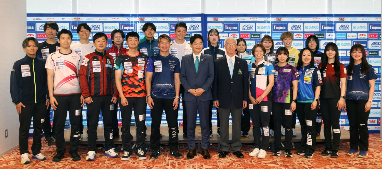 「日本カーリング選手権大会横浜2026」男女スキップ合同会見で記念撮影に納まる。前列左からチーム佐藤の瀬川力、キットカーリングクラブの平田洸介、コンサドーレの阿部晋也、ロコ・ソラーレの前田拓海、SC軽井沢クラブの山口剛史、山中竹春横浜市長、貝森輝幸日本カーリング協会会長、フォルティウスの吉村紗也香、北海道銀行の仁平美来、ロコ・ソラーレの藤沢五月、中部電力の北沢育恵、SC軽井沢クラブの上野美優、後列左から札幌国際大の小林駿汰、チーム野口の野口航太郎、チーム京藤の京藤凜、SC軽井沢クラブJr.の藤井海斗、京都CAの若林諒、京都大の榛葉彩日、チーム御代田の土屋海、グランディールの原瑞希、フィロシーク青森の中村澪里、札幌国際大の瀬川琴佳（撮影・柴田隆二）