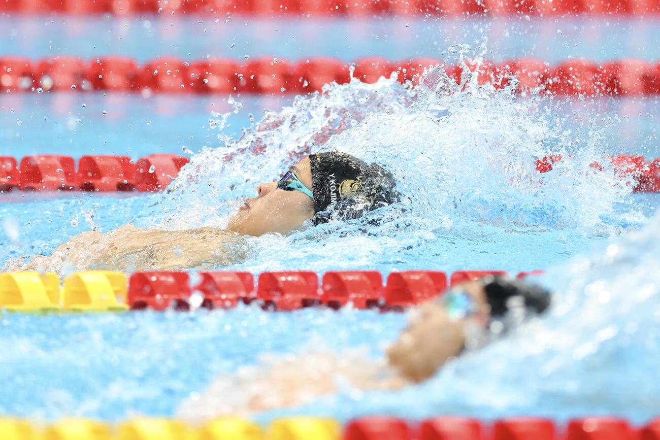 男子200メートル背泳ぎ決勝で力泳する小島夢貴（撮影・河田真司）
