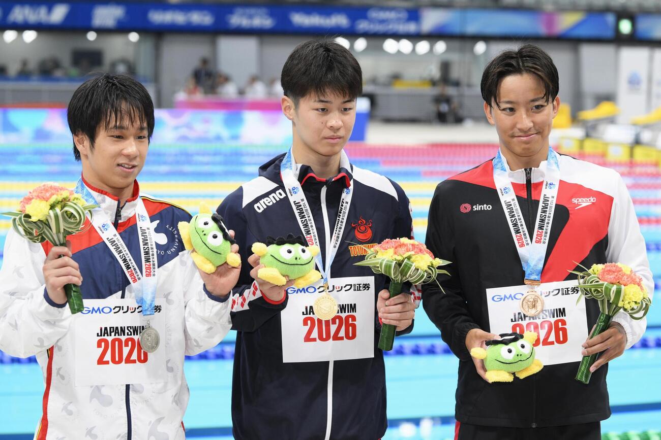 男子200メートル背泳ぎで優勝した小島夢貴。左は2位の竹原秀一、右は3位の西小野皓大（共同）