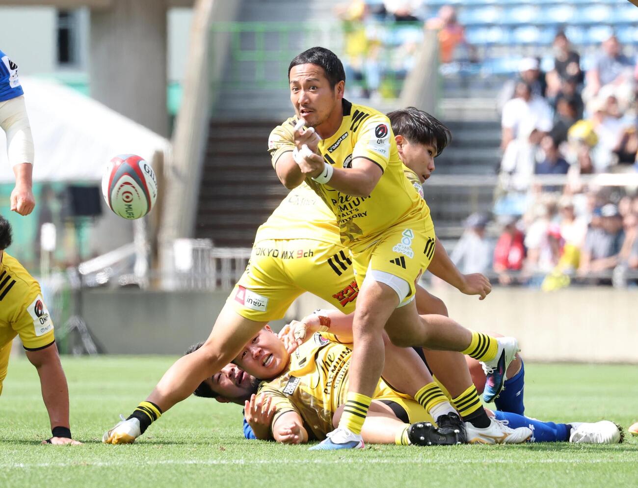 NTTジャパンラグビーリーグワンプレーオフ3位決定戦　東京SG対埼玉　後半、パスを出す東京SG・流大（中央）（撮影・黒川智章）