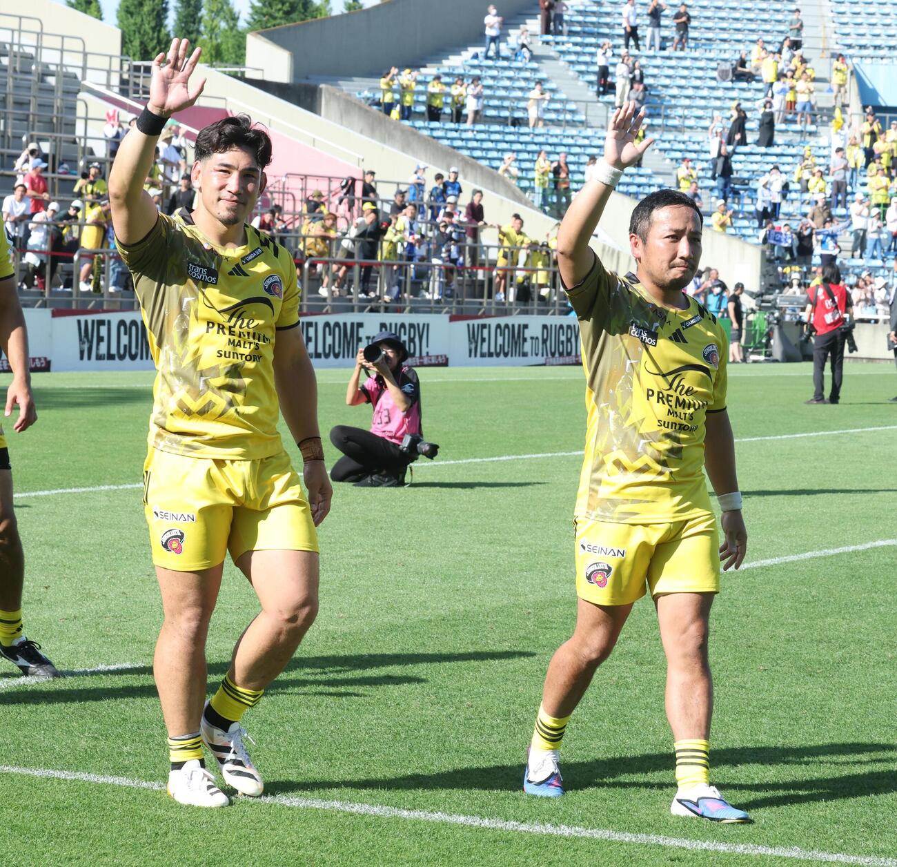 NTTジャパンラグビーリーグワンプレーオフ3位決定戦　東京SG対埼玉　試合後、スタンドに手を振る東京SG・中村亮土（左）と流大（撮影・黒川智章）
