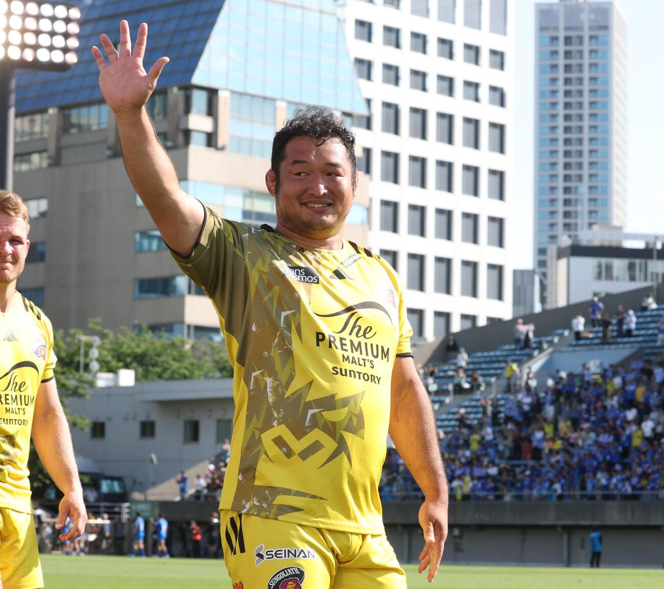 NTTジャパンラグビーリーグワンプレーオフ3位決定戦　東京SG対埼玉　試合後、スタンドに手を振る東京SG・垣永真之介（撮影・黒川智章）