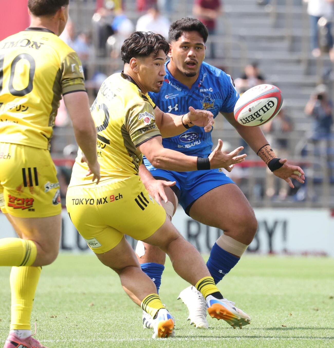 NTTジャパンラグビーリーグワンプレーオフ3位決定戦　東京SG対埼玉　後半、パスを出す東京SG・中村亮土（中央）（撮影・黒川智章）